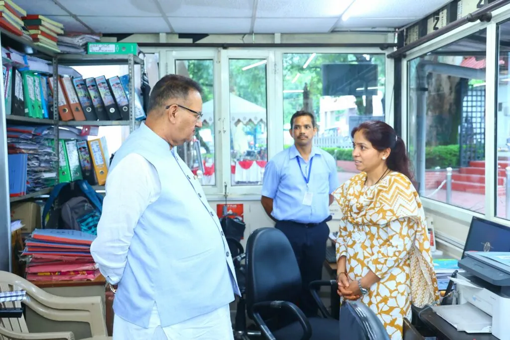 Dev Bhoomi Samiksha UPNL कार्यालय का औचक निरीक्षण करते विभागीय मंत्री गणेश जोशी। -
