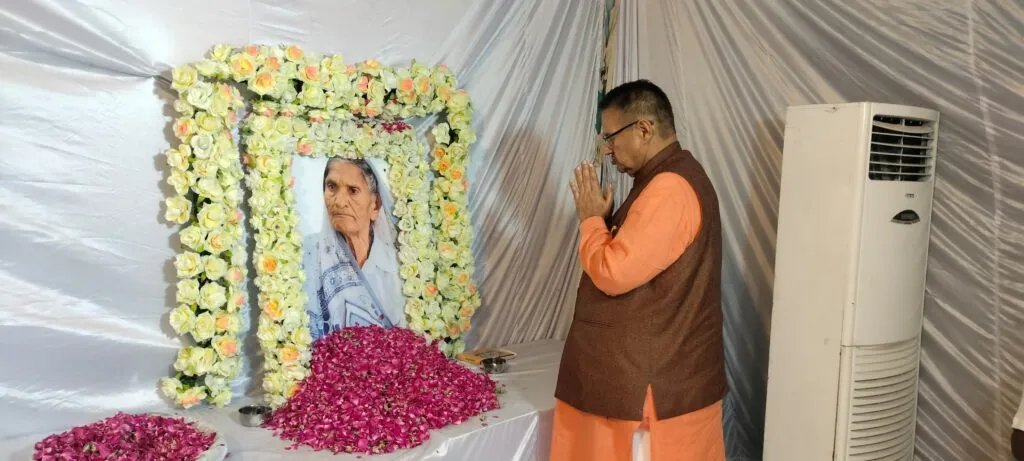 Dev Bhoomi Samiksha बीजेपी उत्तर प्रदेश के प्रदेश महामंत्री (संगठन) धर्मपाल की माता को श्रद्धांजलि अर्पित करते मंत्री गणेश जोशी। -