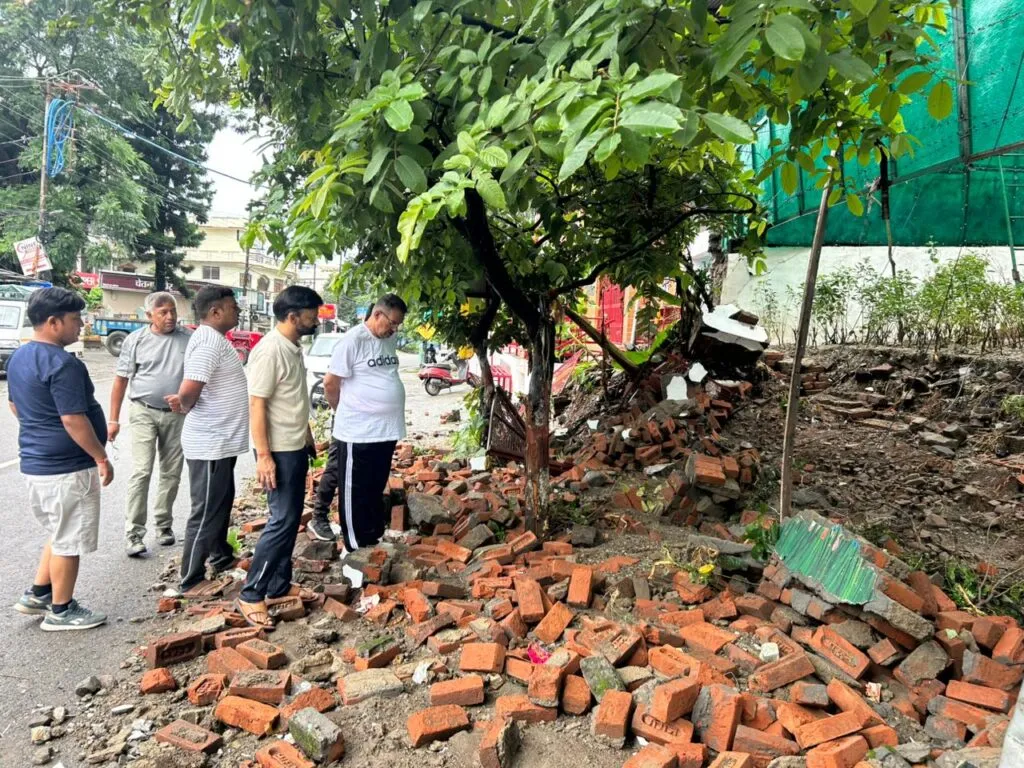 Dev Bhoomi Samiksha भारी बारिश से क्षतिग्रस्त दीवार का निरीक्षण करने पहुंचे कैबिनेट मंत्री गणेश जोशी, दिए त्वरित मरम्मत के निर्देश -