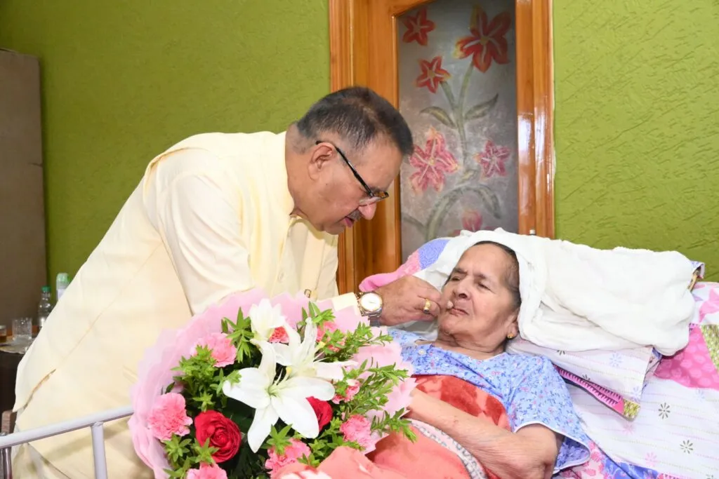 Dev Bhoomi Samiksha गुरु पूर्णिमा पर माता और गुरुओं का आशीर्वाद लेते काबीना मंत्री गणेश जोशी -