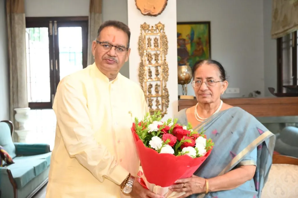 Dev Bhoomi Samiksha गुरु पूर्णिमा पर माता और गुरुओं का आशीर्वाद लेते काबीना मंत्री गणेश जोशी -