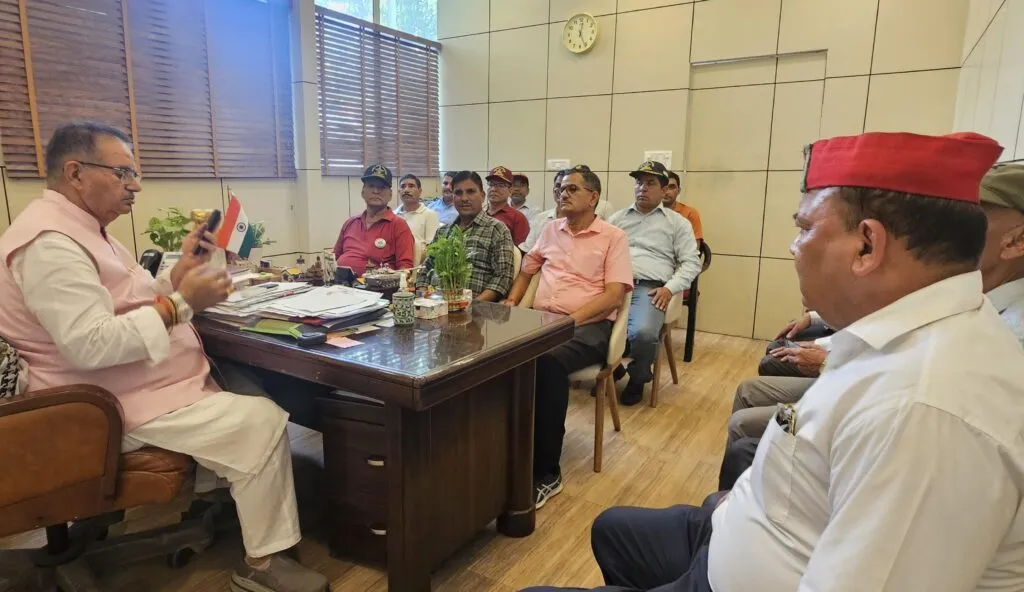Dev Bhoomi Samiksha सैनिक कल्याण मंत्री गणेश जोशी ने किया आह्वान, हरेला पर्व पर पूर्व सैनिक लगाऐं दो लाख पौधे -