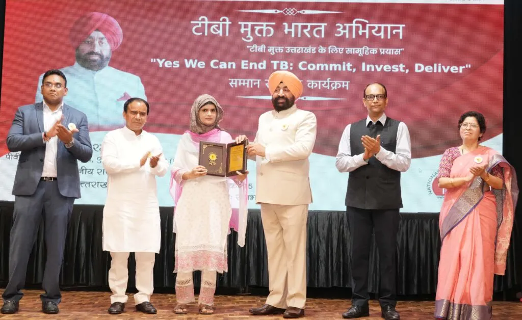 Dev Bhoomi Samiksha राज्यपाल ने टीबी मुक्त भारत अभियान में उत्कृष्ट योगदान देने वाले लोगों को किया सम्मानित। -