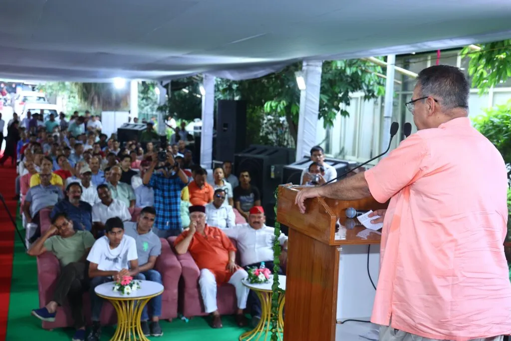Dev Bhoomi Samiksha हरेला पर्व की पूर्व संध्या पर कृषि मंत्री गणेश जोशी ने किया फलदार पौधों का निःशुल्क वितरण -