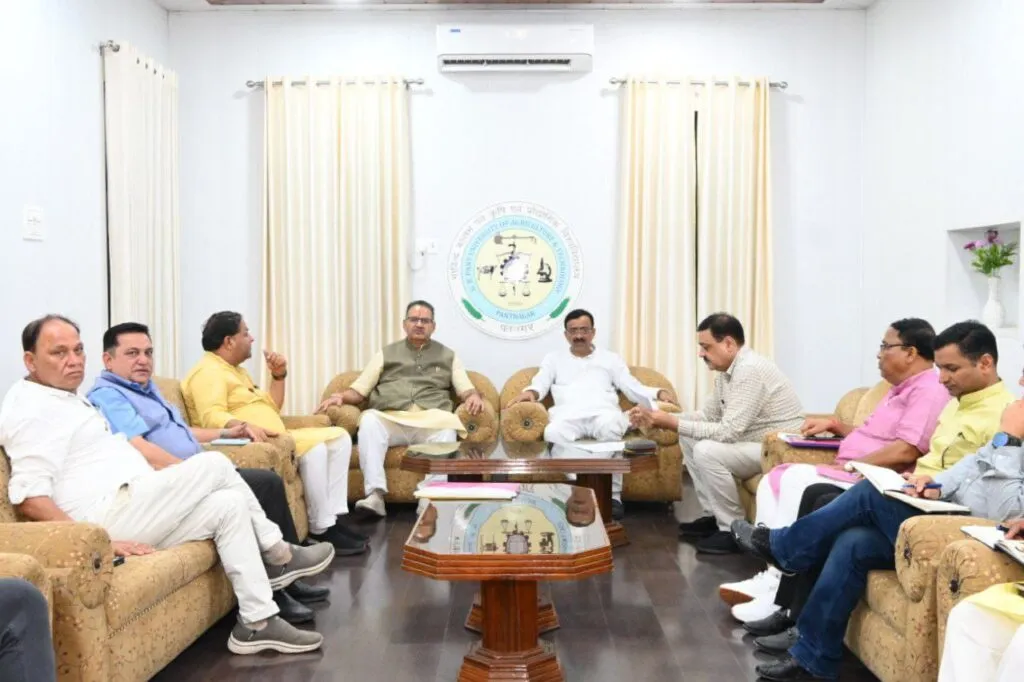 Dev Bhoomi Samiksha उत्तराखंड निवेश उत्सव की तैयारियों को लेकर मंत्री गणेश जोशी ने की समीक्षा बैठक -