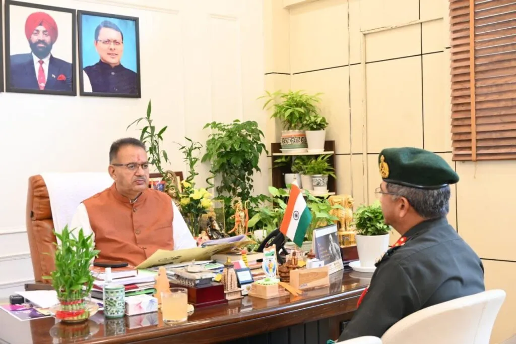 Dev Bhoomi Samiksha सैनिक कल्याण मंत्री से भेंट करते उत्तराखण्ड सब एरिया डिप्टी जीओसी ब्रिगेडियर राम सिंह थापा -