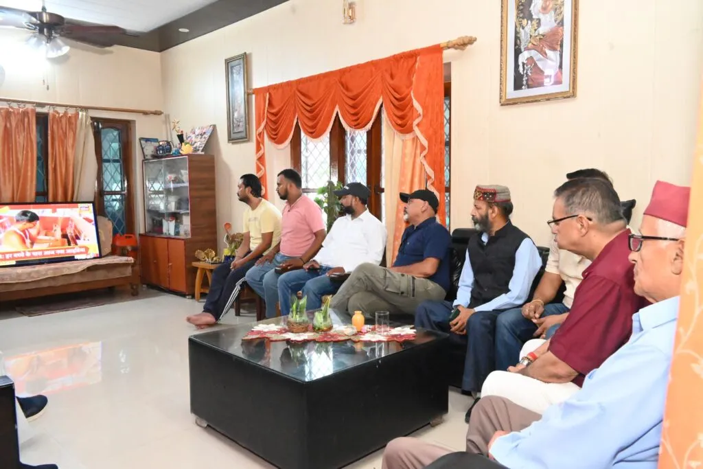 Dev Bhoomi Samiksha Dehradun: मन की बात कार्यक्रम का 124वां संस्करण सुनते मंत्री गणेश जोशी। -