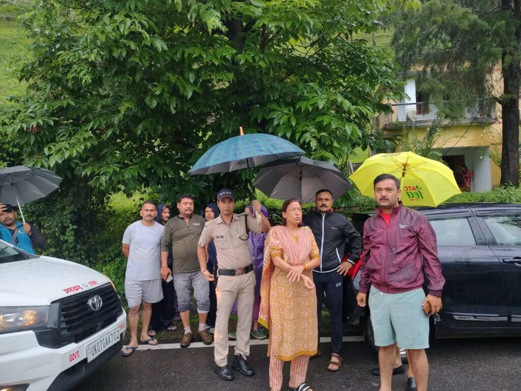 Dev Bhoomi Samiksha रेखा आर्या ने किया सोमेश्वर के आपदाग्रस्त क्षेत्रों का निरीक्षण -