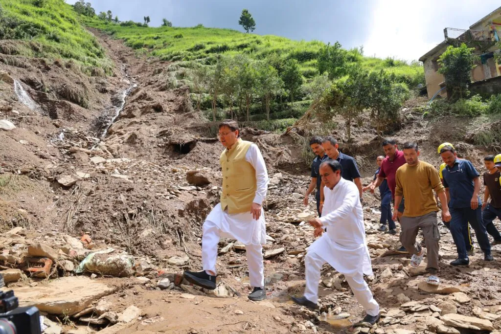 Dev Bhoomi Samiksha पौड़ी : सैंजी और बुरांसी गांव के पीड़ितों को राज्य आपदा मोचन निधि और मुख्यमंत्री राहत कोष से सहायता -