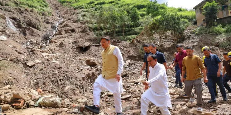 Dev Bhoomi Samiksha पौड़ी : सैंजी और बुरांसी गांव के पीड़ितों को राज्य आपदा मोचन निधि और मुख्यमंत्री राहत कोष से सहायता -
