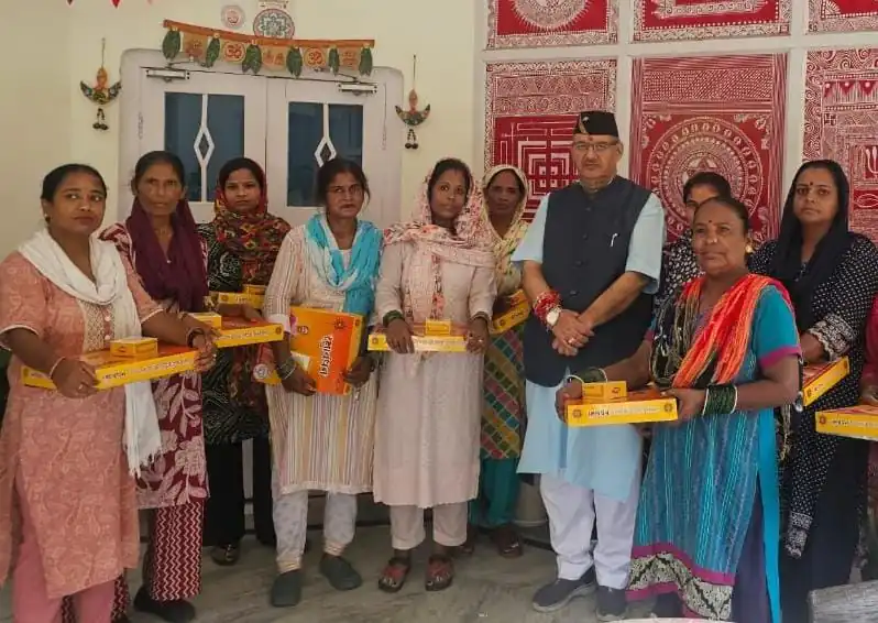 Dev Bhoomi Samiksha रक्षाबंधन पर कन्या गुरुकुल छात्राओं व पर्यावरण मित्र महिलाओं ने मंत्री गणेश जोशी को बांधी राखी -