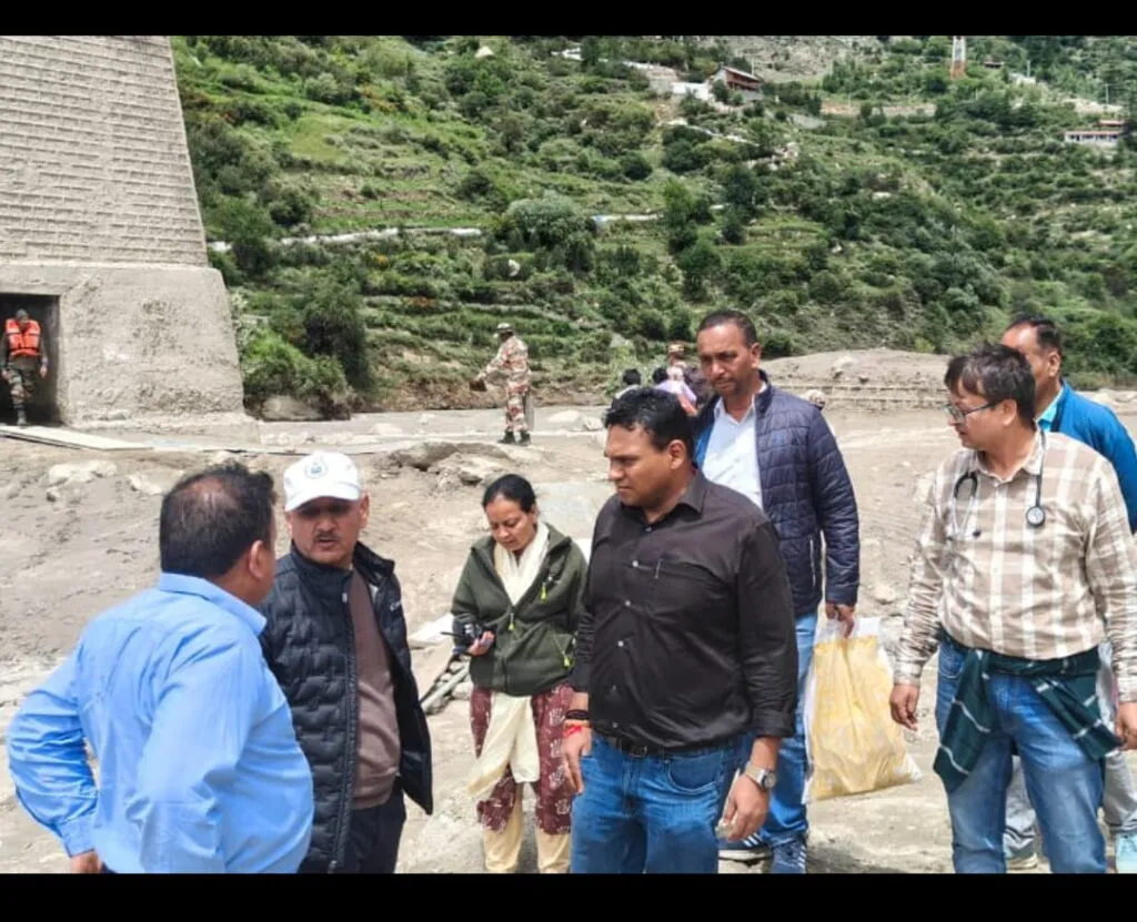 Dev Bhoomi Samiksha आपदा के बीच रक्षाबंधन का संदेश, स्वास्थ्यकर्मियों ने बांधी राखियां, मिला सुरक्षा का भरोसा -