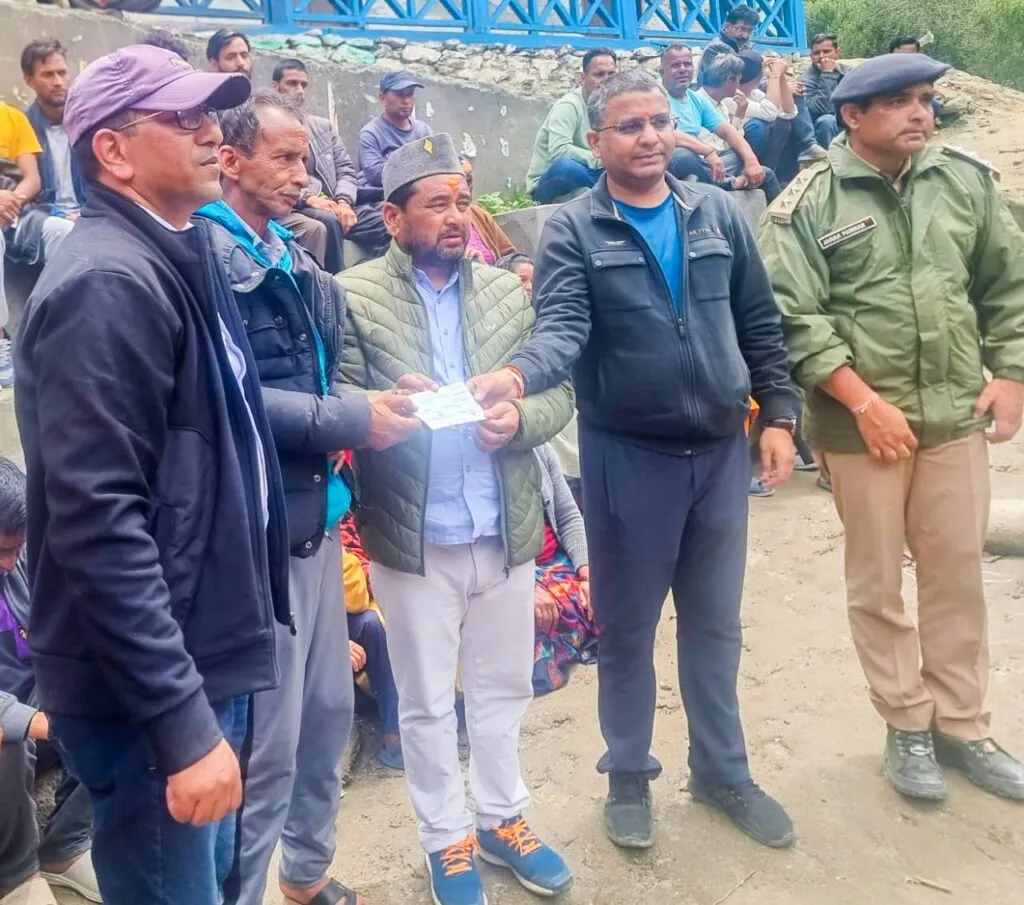 Dev Bhoomi Samiksha धराली में 98 आपदा प्रभावित परिवारों को मिली 5-5 लाख रुपये की तत्कालिक सहायता -