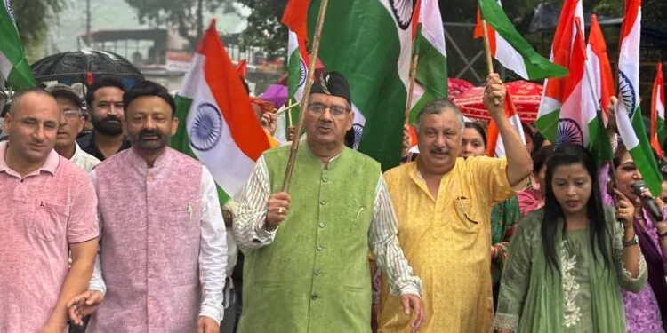 Dev Bhoomi Samiksha Dehradun News : बारिश में भीगते तिरंगा यात्रा में शामिल हुए मंत्री गणेश जोशी -