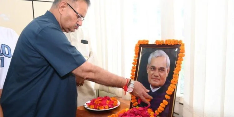 Dev Bhoomi Samiksha पूर्व प्रधानमंत्री अटल बिहारी वाजपेयी को पुष्पांजलि अर्पित करते कैबिनेट मंत्री गणेश जोशी -