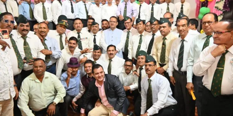 Dev Bhoomi Samiksha गढ़वाल राइफल्स की 14वीं बटालियन का 50वां स्थापना दिवस कार्यक्रम में प्रतिभाग करते सैनिक कल्याण मंत्री गणेश जोशी। -