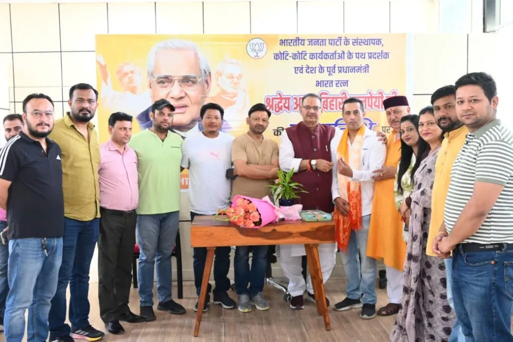 Dev Bhoomi Samiksha नवनियुक्त जिला मंत्री समीर डोभाल को नई जिम्मेदारी मिलने पर शुभकामनाएं देते कैबिनेट मंत्री गणेश जोशी। -