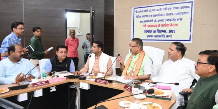 Dev Bhoomi Samiksha रुद्रपुर में के विभिन्न विभागों के जिला स्तरीय अधिकारियों की समीक्षा करते कैबिनेट मंत्री गणेश जोशी। -