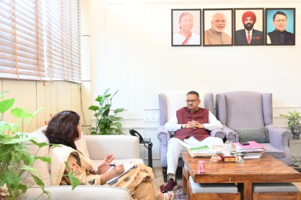 Dev Bhoomi Samiksha ग्रामीण विकास को लेकर योजनाओं की समीक्षा करते ग्राम्य विकास मंत्री गणेश जोशी -