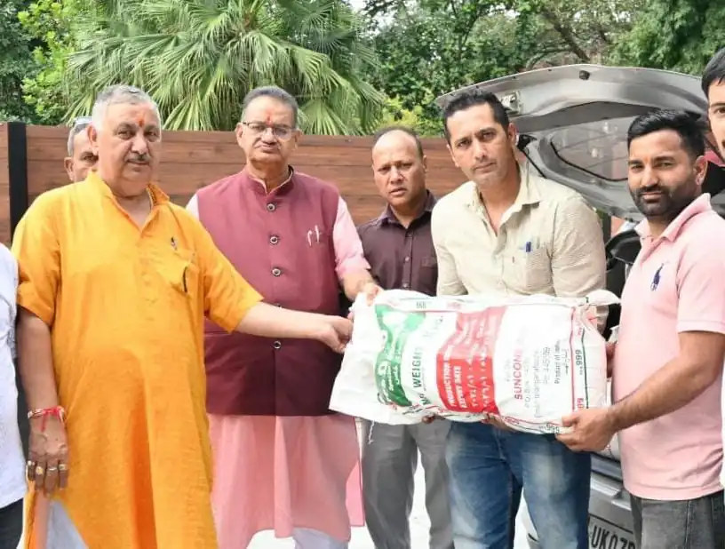 Dev Bhoomi Samiksha मोटीधार मरसाना के प्रभावितों के लिए खाद्य सामग्री प्रदान करते कैबिनेट मंत्री जोशी। -