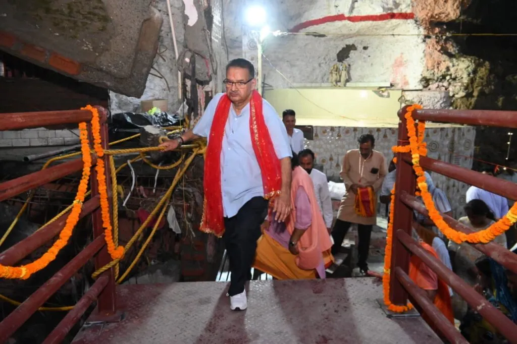 Dev Bhoomi Samiksha टपकेश्वर मंदिर में रिकॉर्ड समय के भीतर तैयार किए गए नव निर्मित पुल का उद्घाटन करते मंत्री गणेश जोशी। -