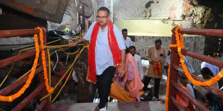 Dev Bhoomi Samiksha टपकेश्वर मंदिर में रिकॉर्ड समय के भीतर तैयार किए गए नव निर्मित पुल का उद्घाटन करते मंत्री गणेश जोशी। -