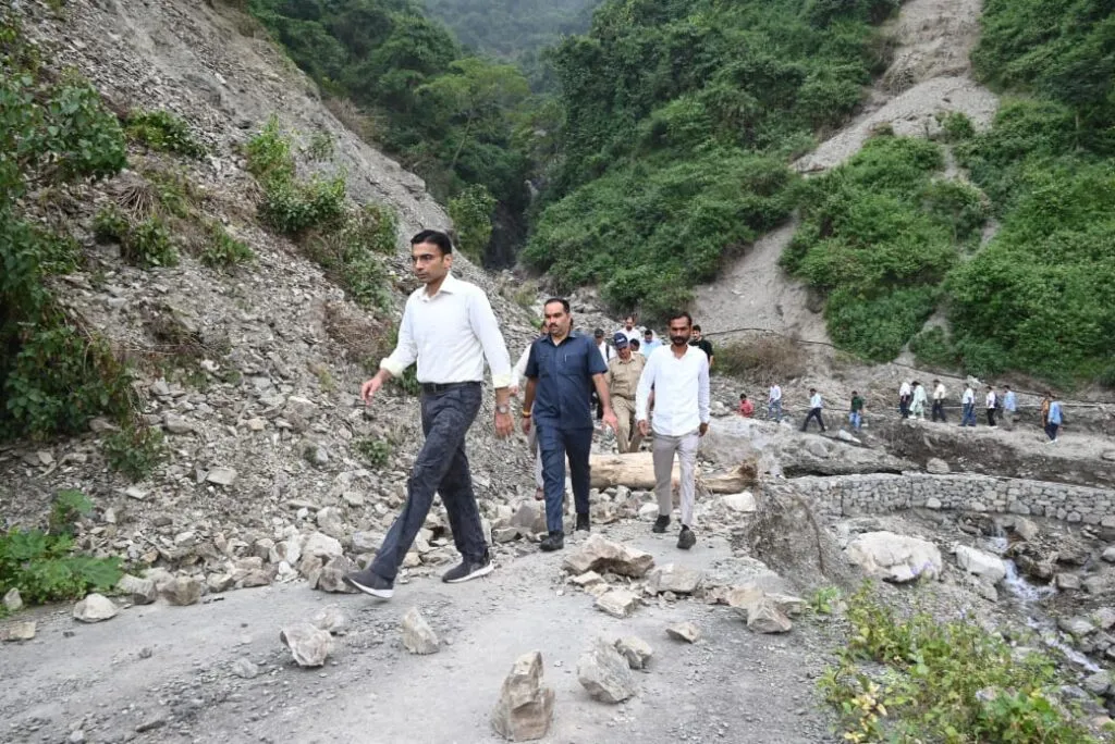 Dev Bhoomi Samiksha अंतिम व्यक्ति को रिलिफ पहुंचाए बिना चैन से नहीं बैठेगा जिला प्रशासन-डीएम -
