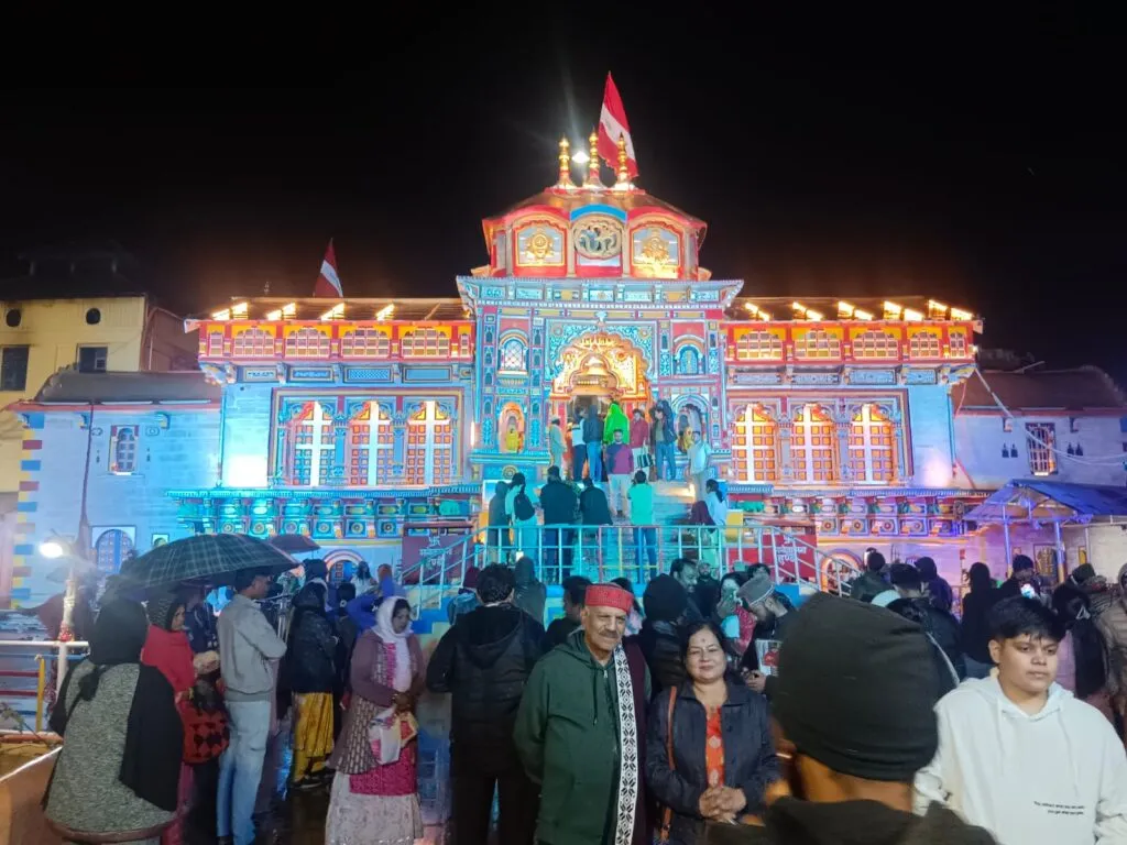 Dev Bhoomi Samiksha बदरीनाथ एवं केदारनाथ धाम में देर शाम मौसम ने ली करवट -