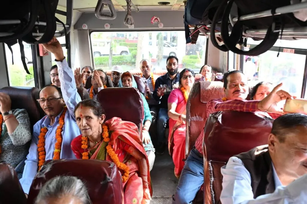 Dev Bhoomi Samiksha मुख्यमंत्री धामी ने श्रद्धालु दल को गंगोत्री धाम के लिए किया रवाना -