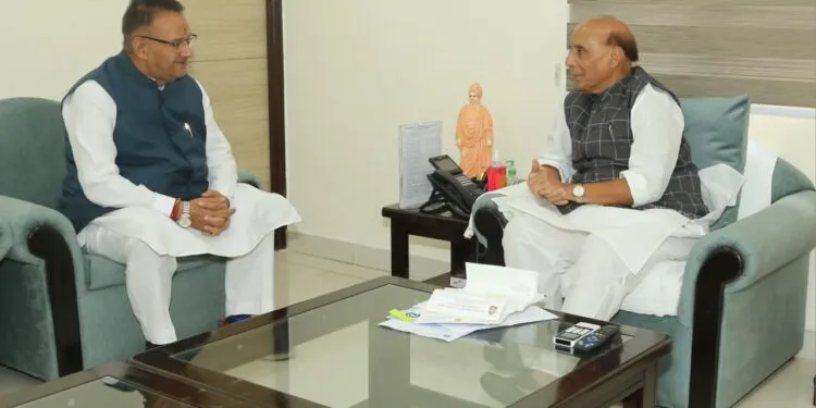 Dev Bhoomi Samiksha रक्षा मंत्री राजनाथ सिंह से मिले सैनिक कल्याण मंत्री गणेश जोशी -