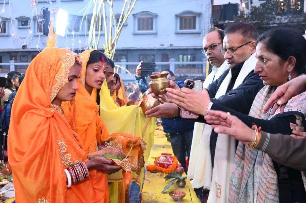 Dev Bhoomi Samiksha मसूरी में आयोजित छठ महापर्व में सम्मिलित हुए कैबिनेट मंत्री गणेश जोशी -