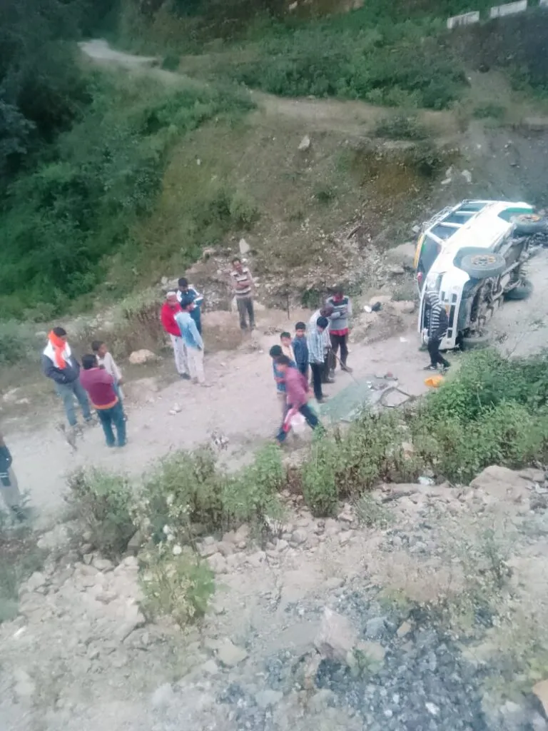 Dev Bhoomi Samiksha पीएमजीएसवाई की सड़कें बदहाल, घटगाड़ में वाहन दुर्घटनाग्रस्त -