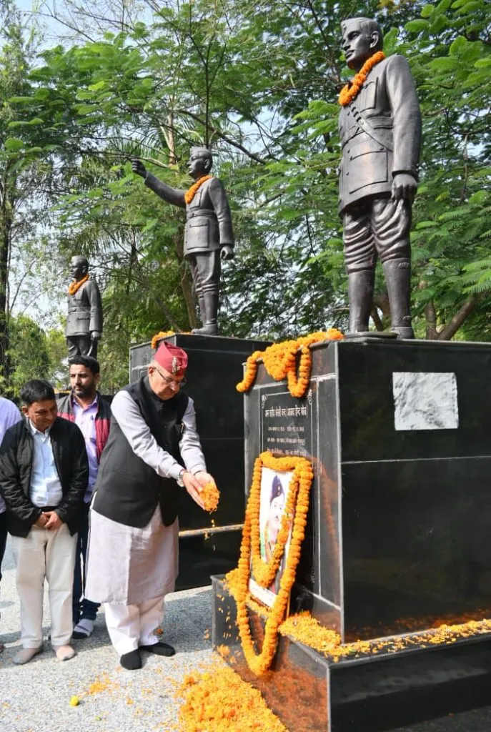 Dev Bhoomi Samiksha वीर शहीद केसरी चंद की जयंती उन्हें पुष्पांजलि अर्पित करते मंत्री गणेश जोशी। -