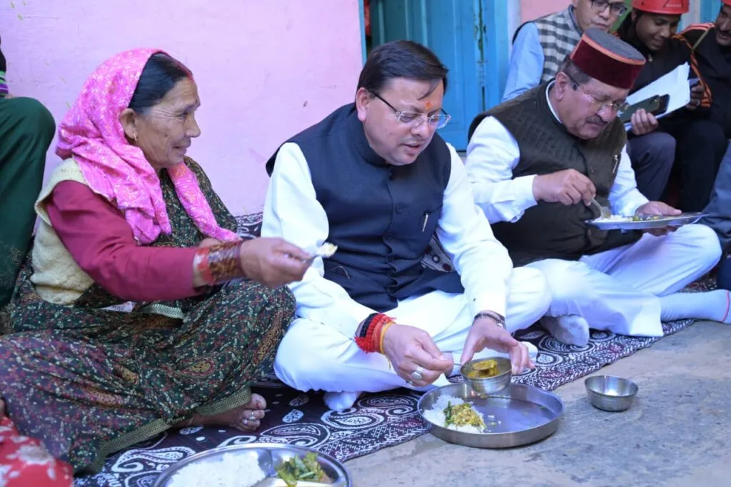 Dev Bhoomi Samiksha लोकपर्व इगास पर रुद्रप्रयाग के आपदा प्रभावित परिवारों के बीच पहुँचे धामी -