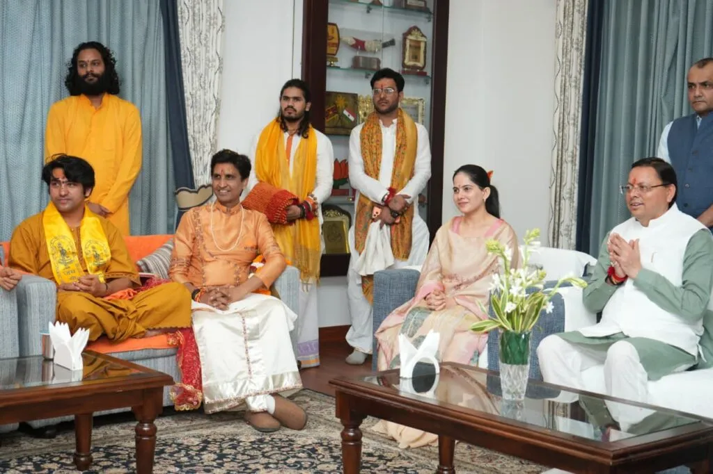 Dev Bhoomi Samiksha मुख्यमंत्री आवास में आध्यात्मिक संगम : आशीर्वाद, शुभकामनाएँ और सांस्कृतिक दृष्टि का सम्मान -