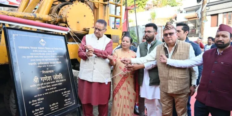 Dev Bhoomi Samiksha नयागांव हाथीबड़कला में 619 लाख की पेयजल योजना का शिलान्यास करते गणेश जोशी -
