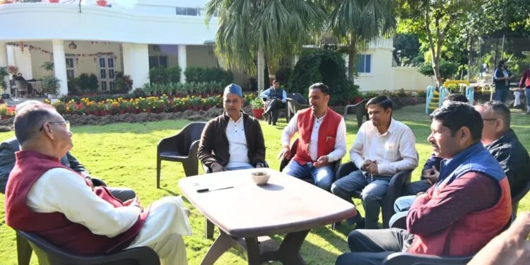 Dev Bhoomi Samiksha उपनल कर्मचारी महासंघ के पदाधिकारी से वार्ता करते सैनिक कल्याण मंत्री गणेश जोशी -