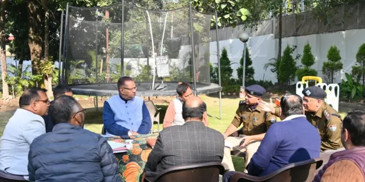 Dev Bhoomi Samiksha गढ़ी कैंट से संबंधित अनेक सड़कों के चौड़ीकरण के संबंध में बैठक करते मंत्री जोशी -