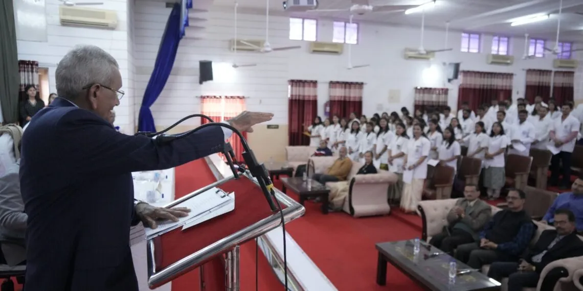 विद्यार्थियों को शपथ दिलाते मुख्य अतिथि डॉ अमरेश कुमार।