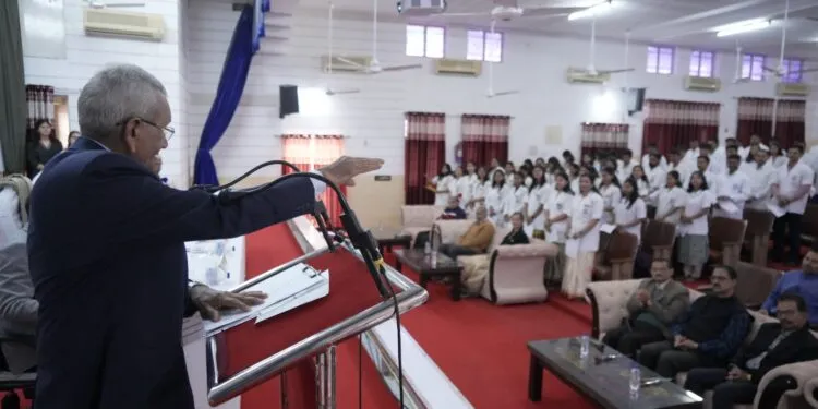 विद्यार्थियों को शपथ दिलाते मुख्य अतिथि डॉ अमरेश कुमार।