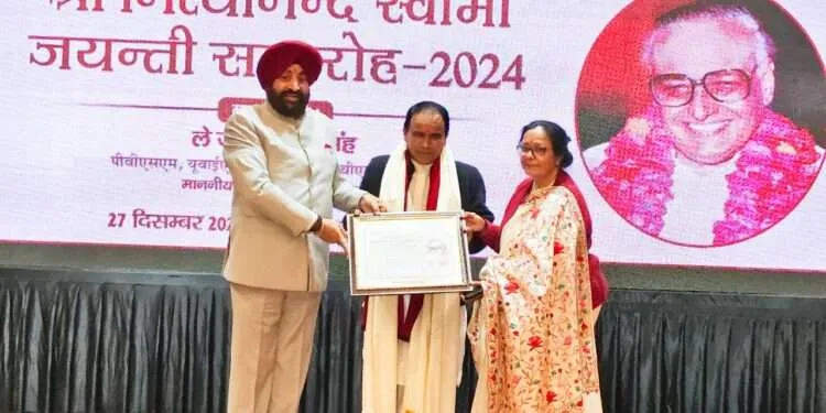 Dev Bhoomi Samiksha कैबिनेट मंत्री डॉ. धन सिंह रावत को मिला “स्वच्छ राजनीतिज्ञ सम्मान'' -