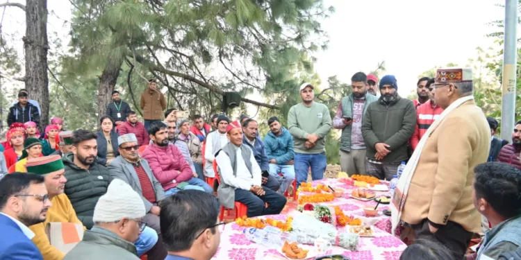 Dev Bhoomi Samiksha टिहरी के फेडी किमोड़ा में ग्रामोत्थान (रीप) परियोजना द्वारा निर्मित वे-साइड ईट्रीज का लोकार्पण करते ग्राम्य विकास मंत्री गणेश जोशी -