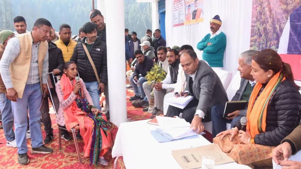 Dev Bhoomi Samiksha मंत्री रेखा आर्या ने सुनी जन समस्याएं, किया समाधान -