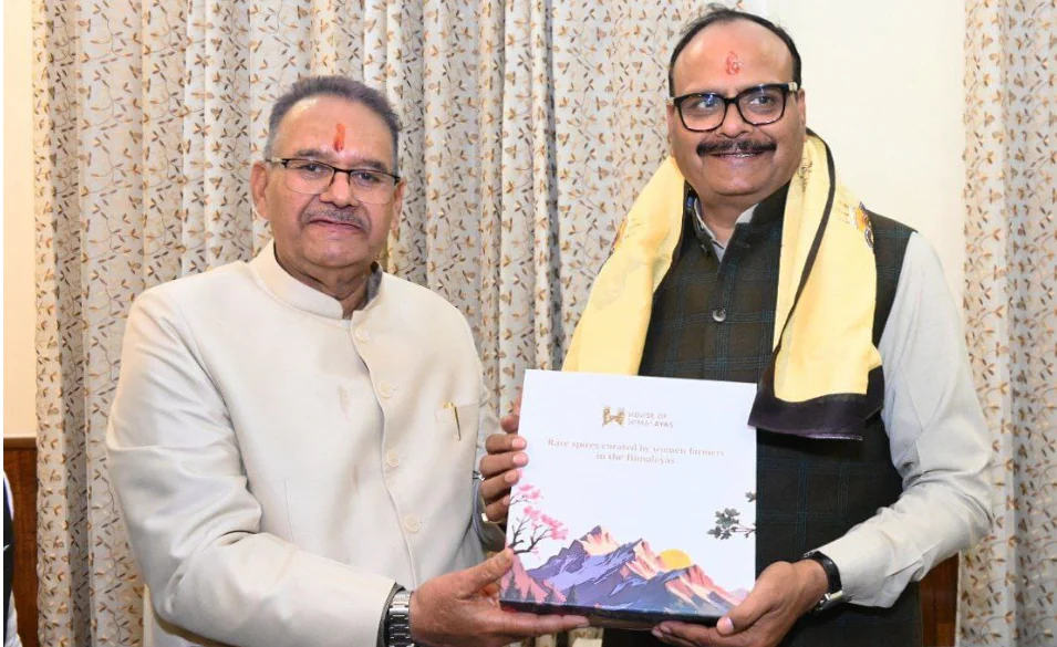 Dev Bhoomi Samiksha हरिद्वार में यूपी के उपमुख्यमंत्री ब्रजेश पाठक का स्वागत करते मंत्री गणेश जोशी -