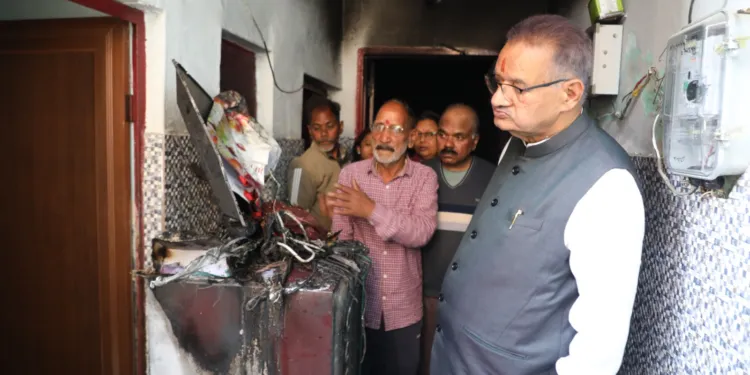 Dev Bhoomi Samiksha Dehradun : सैय्यद मोहल्ला में आग प्रभावित परिवार से भी मिले कैबिनेट मंत्री गणेश जोशी -
