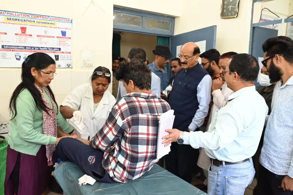 Dev Bhoomi Samiksha स्वास्थ्य सेवाओं पर मंत्री सुबोध उनियाल की पैनी नजर : नंदगांव सीएचसी में औचक जांच -