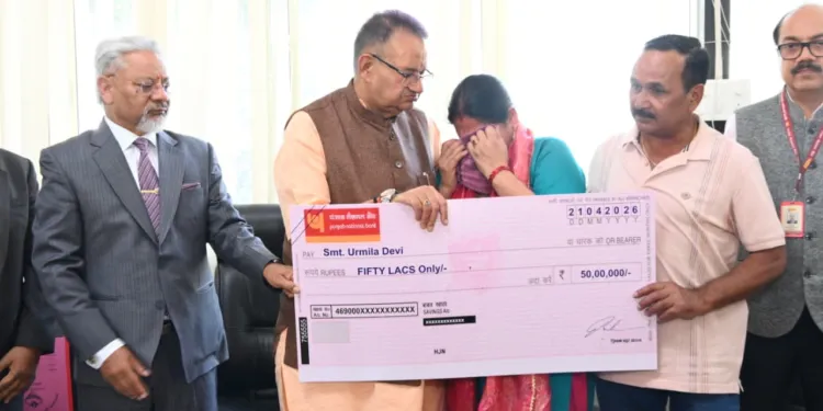 Dev Bhoomi Samiksha गणेश जोशी ने उपनल कर्मचारी के परिजनों को ₹50 लाख का बीमा चेक सौंपा -