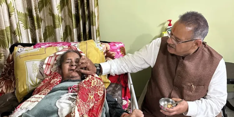 Dev Bhoomi Samiksha कैबिनेट मंत्री गणेश जोशी ने मातृदिवस पर लिया माँ का आशीर्वाद, कहा — माँ का स्थान जीवन में सर्वोच्च -