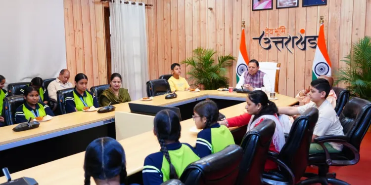 Dev Bhoomi Samiksha मुख्यमंत्री ने बालिकाओं के साथ प्रधानमंत्री के मन की बात के 134 वें संस्करण को सुना -