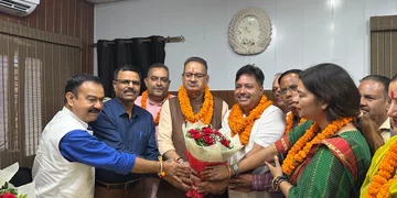Dev Bhoomi Samiksha जिला सहकारी बैंक, देहरादून के अध्यक्ष निर्वाचित होने पर मनजीत रावत एवं नवनिर्वाचित सदस्यों को मंत्री गणेश जोशी ने शुभकामनाएं दी -